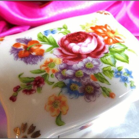 1950s Vintage Rose Garden Jewelry Box Porcelain w 24 kt Gold - Picture 3 of 8